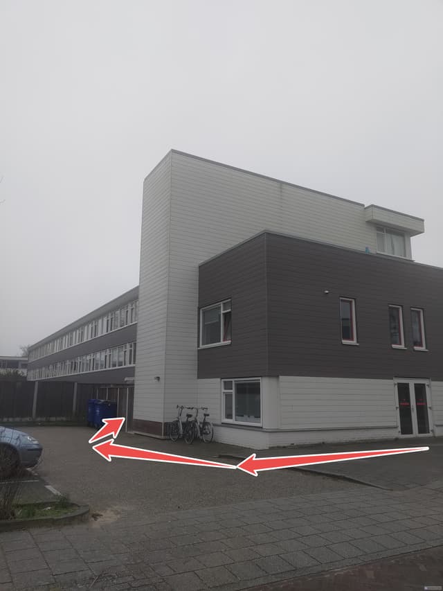 Ga door de houten deur (deze is open)