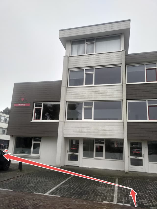 Ga naar links achter het gebouw