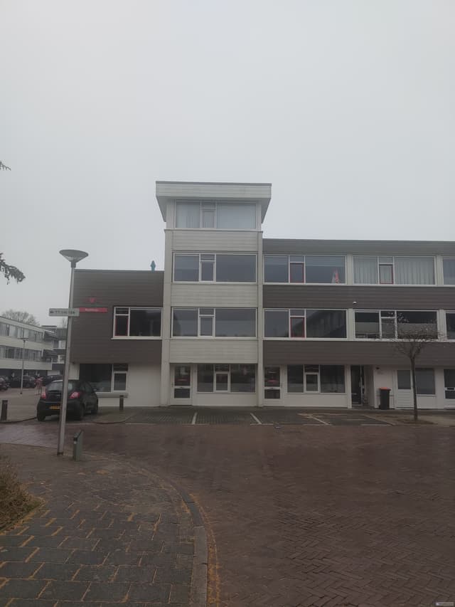 Bij het naderen van het gebouw