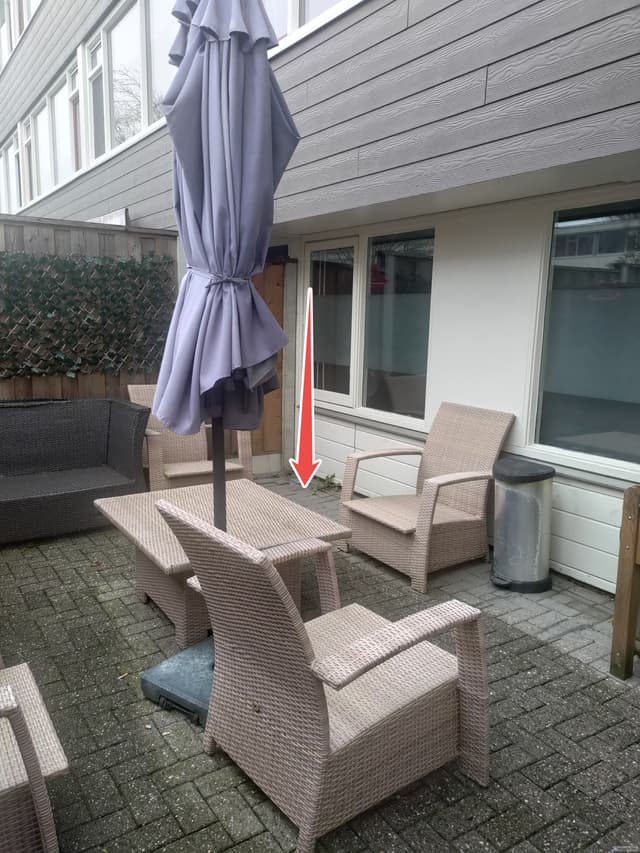 (grote pakketten) plaats naast de muur in de hoek